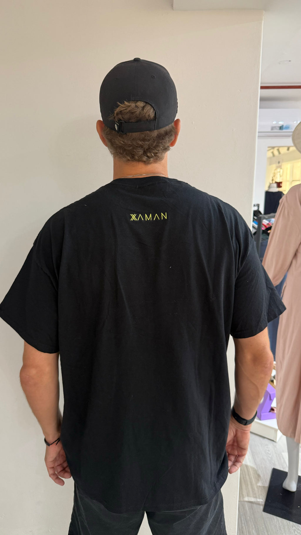 Black shirt with quote | Camiseta negra con mantras