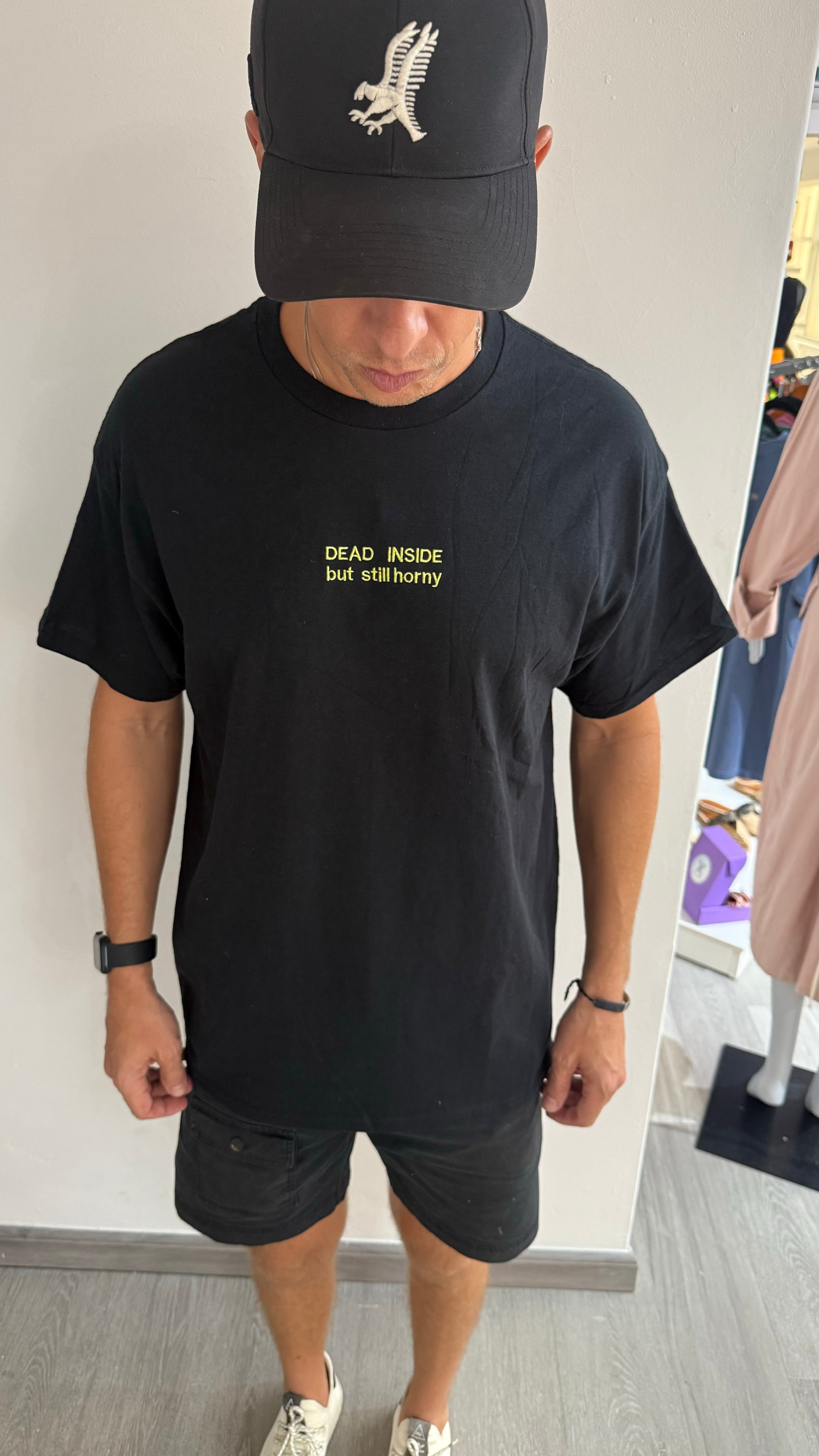 Black shirt with quote | Camiseta negra con mantras